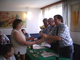 Pohr a zlat medaile pro Mistra Prahy pro ro. 2006-07 pevzala z rukou prezidenta KA J.Marykov z TJ Praga.